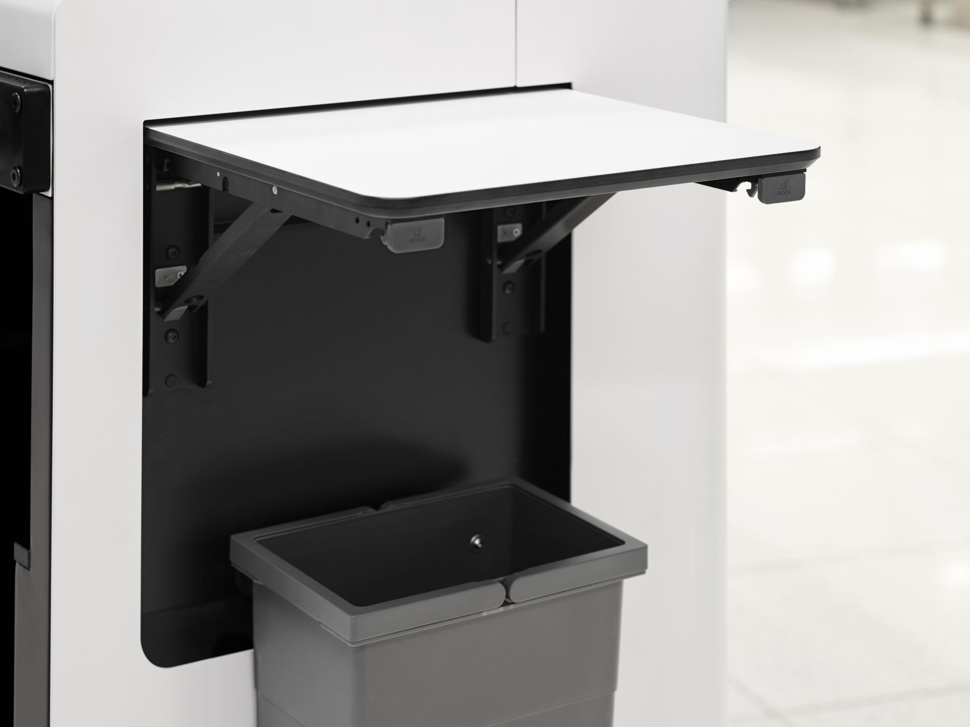 Fold-out workspace and waste solution on Air.Go Assistant Light